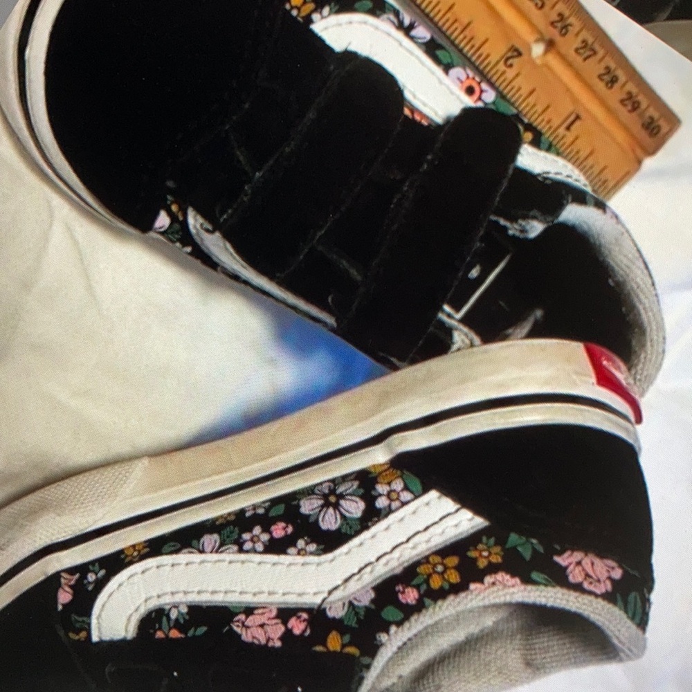 Stylish features a vibrant color kid’s shoes